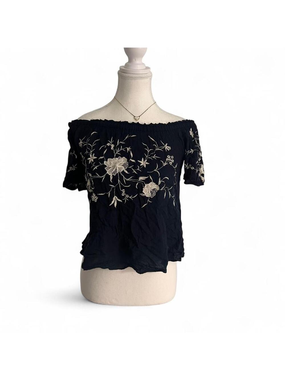 Brand : ONLY Embroidered Floral Off The Shoulder Top Size Medium